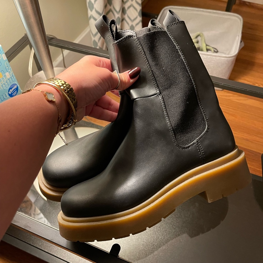 H&M boots never worn bought it for 89$